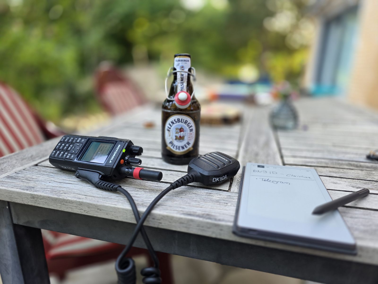 Motorola DMR-Handgerät mit DK1DA-Lautsprechermikrofon im Garten