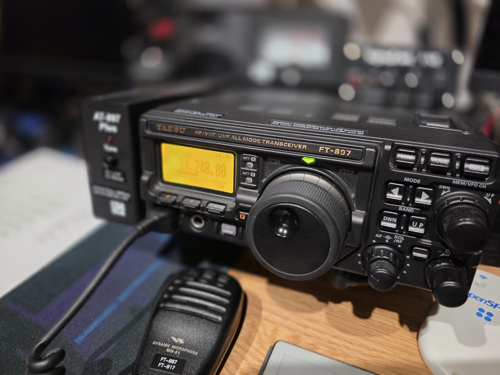 Yaesu FT-897D im Shack mit Handmikrofon, Display auf 14,240 MHz