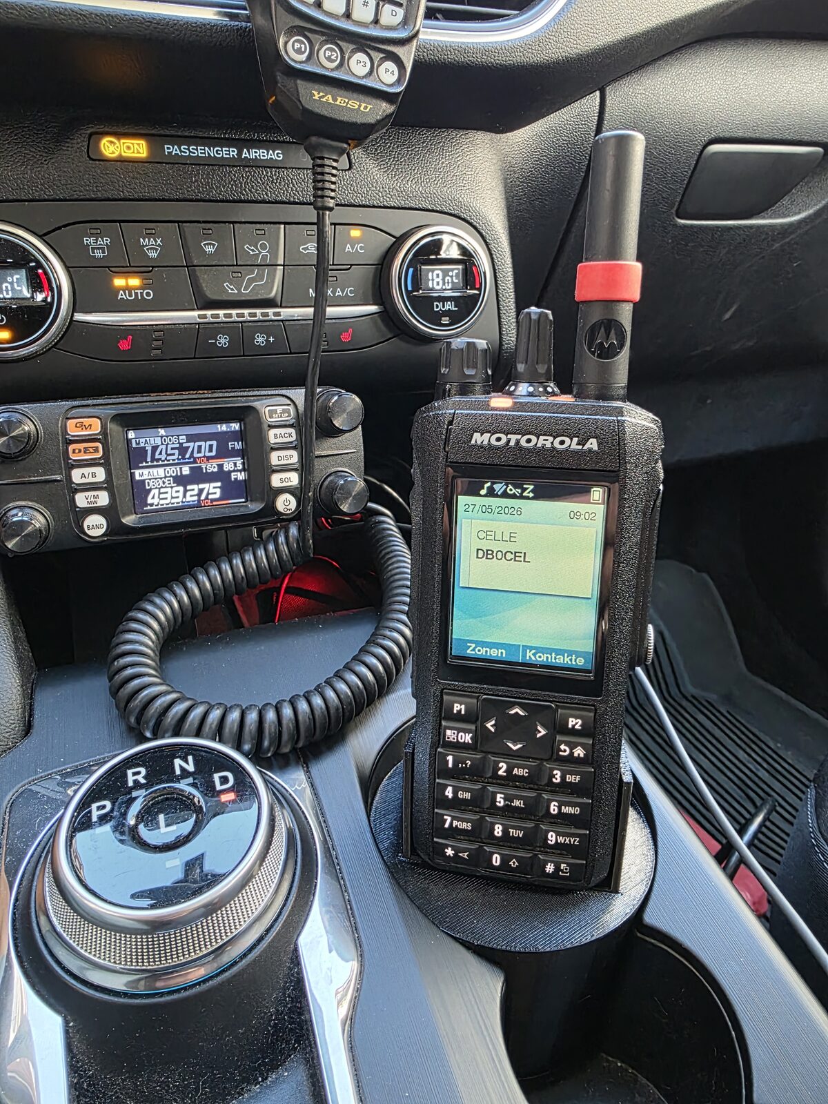 Mobilbetrieb im Auto: Motorola-DMR-Handgerät auf DB0CEL und Yaesu-Mobilgerät in der Mittelkonsole