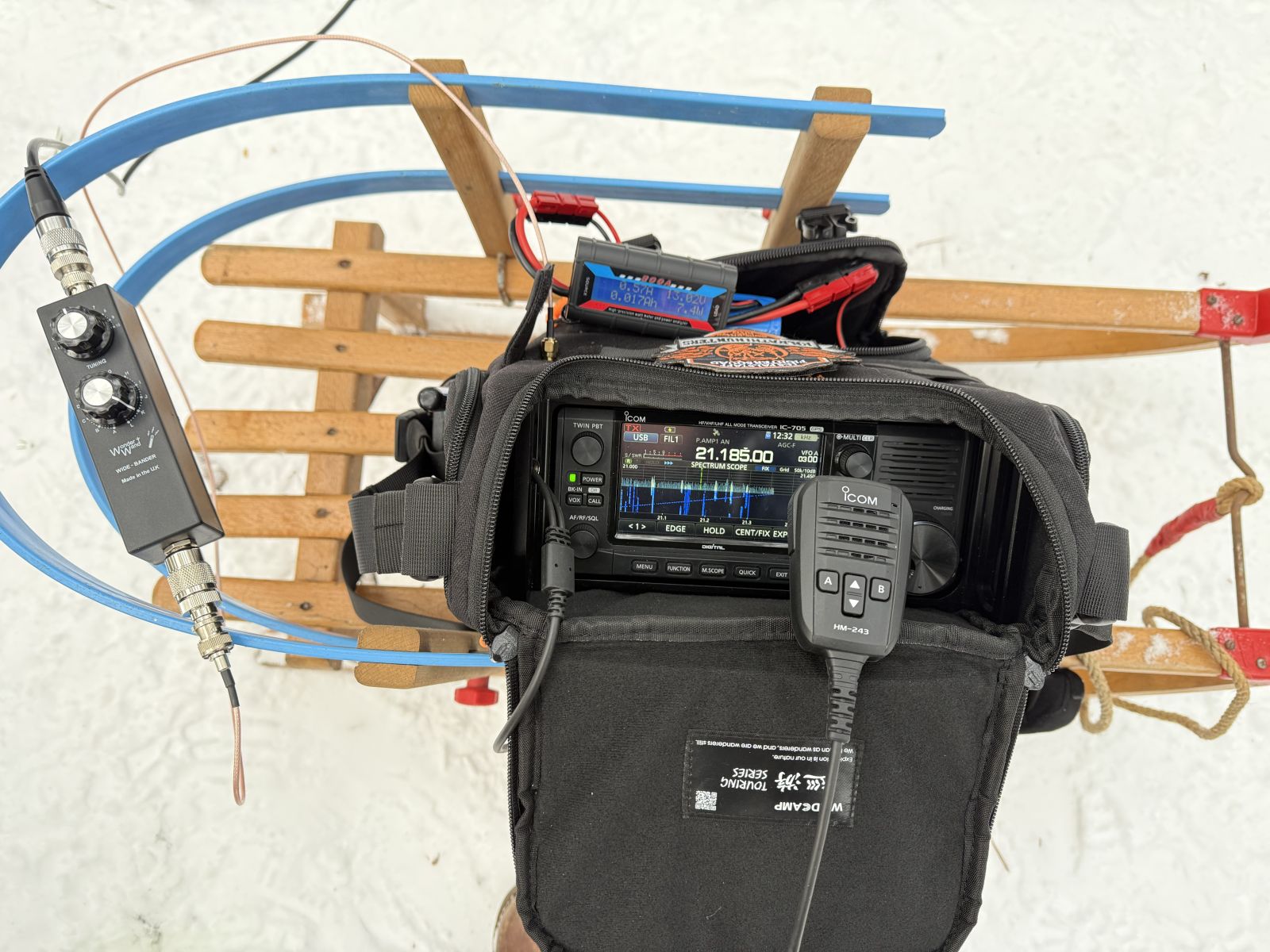 IC-705 portabel auf dem Schlitten, Wonder-Wand-Antenne im Schnee