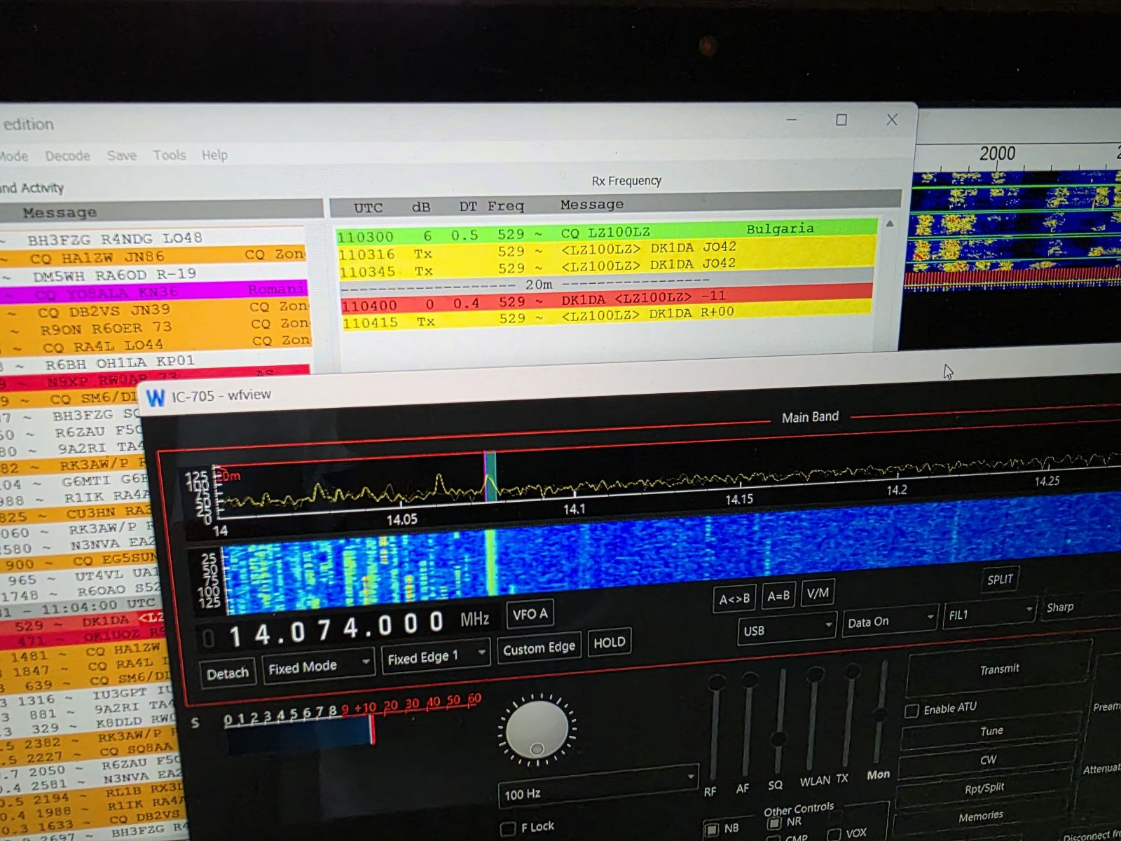 WSJT-X mit FT8-Verkehr und wfview als IC-705-Steuerung